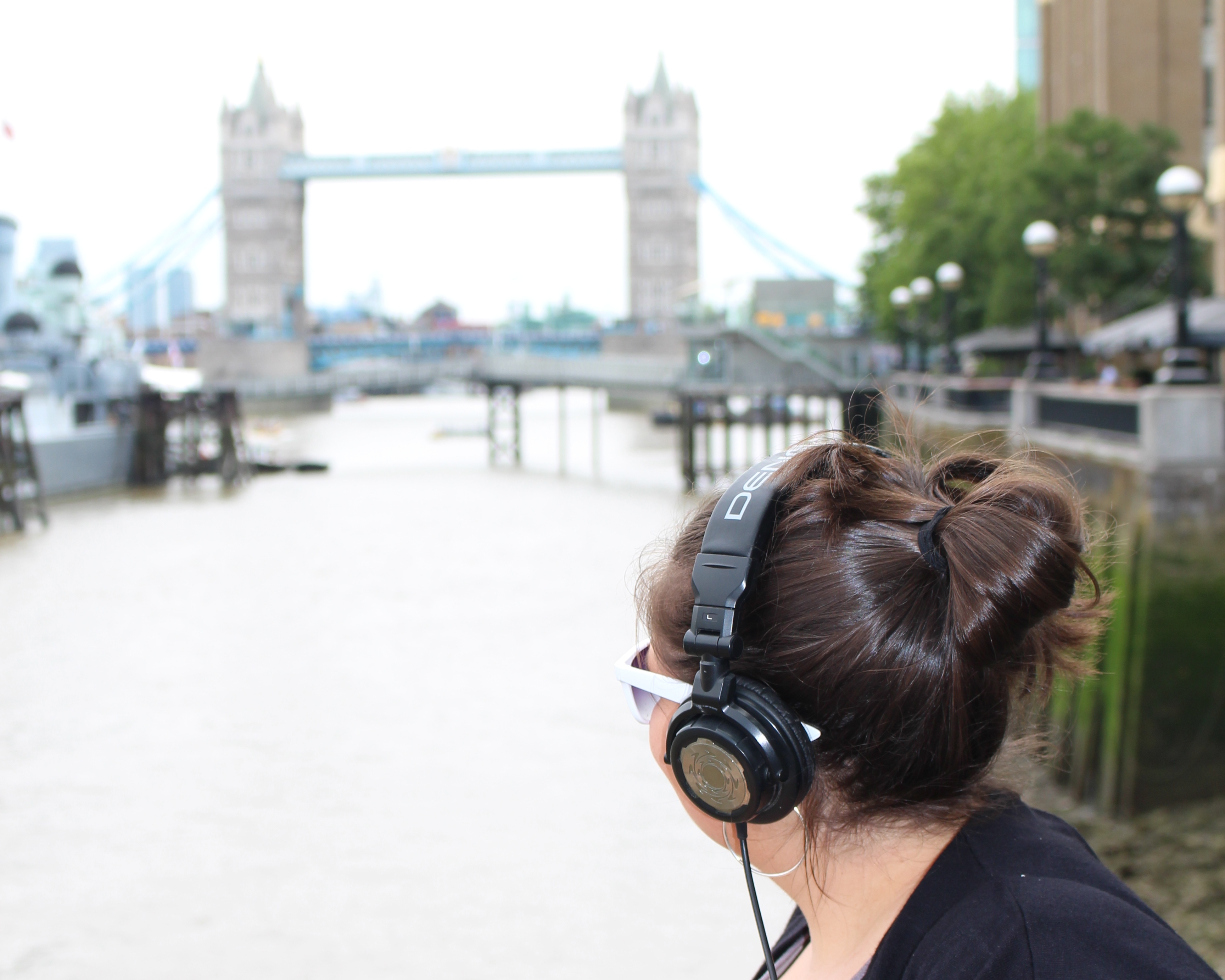 Leah Barclay listening to the Thames - Photo by Simon Linke
